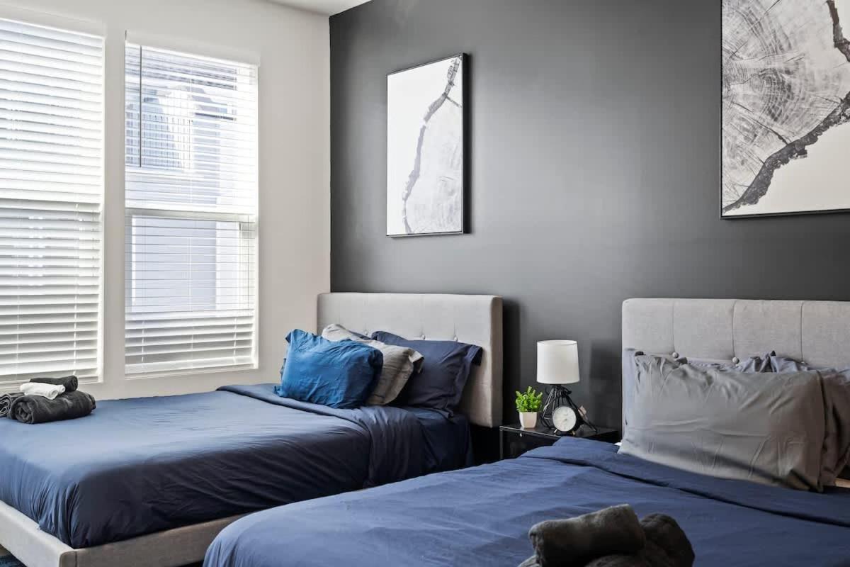 Holiday home Luxurious King 3br Townhouse Mins To Uptown Clt! *