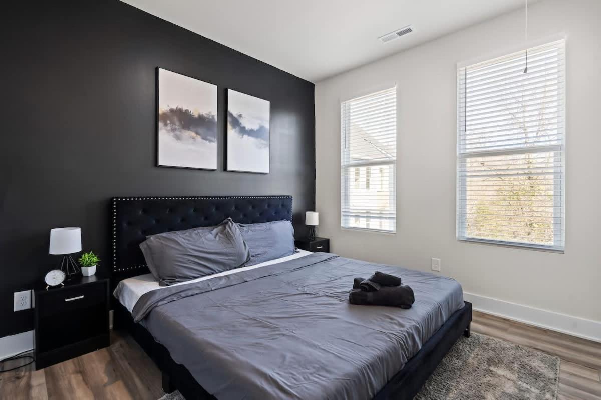 Holiday home Luxurious King 3br Townhouse Mins To Uptown Clt!